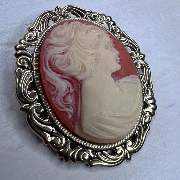Vintage Victorian Cameo Brooch - Picture 3 of 9